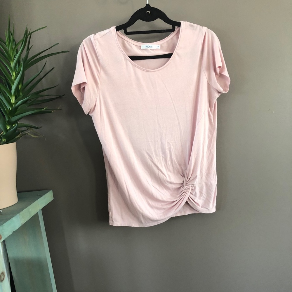🌿 Soft Pink Ricki’s T-shirt with Knot in front 🌸